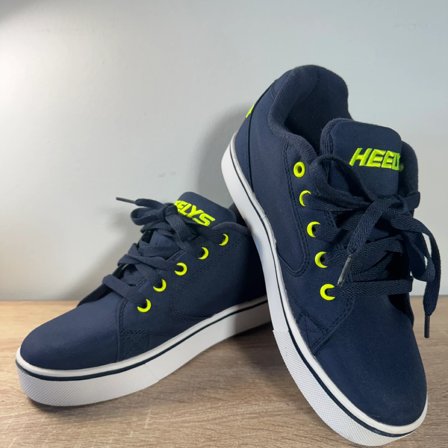 Heelys Navy Blue Roller Shoes Youth Size 5 - photo 3