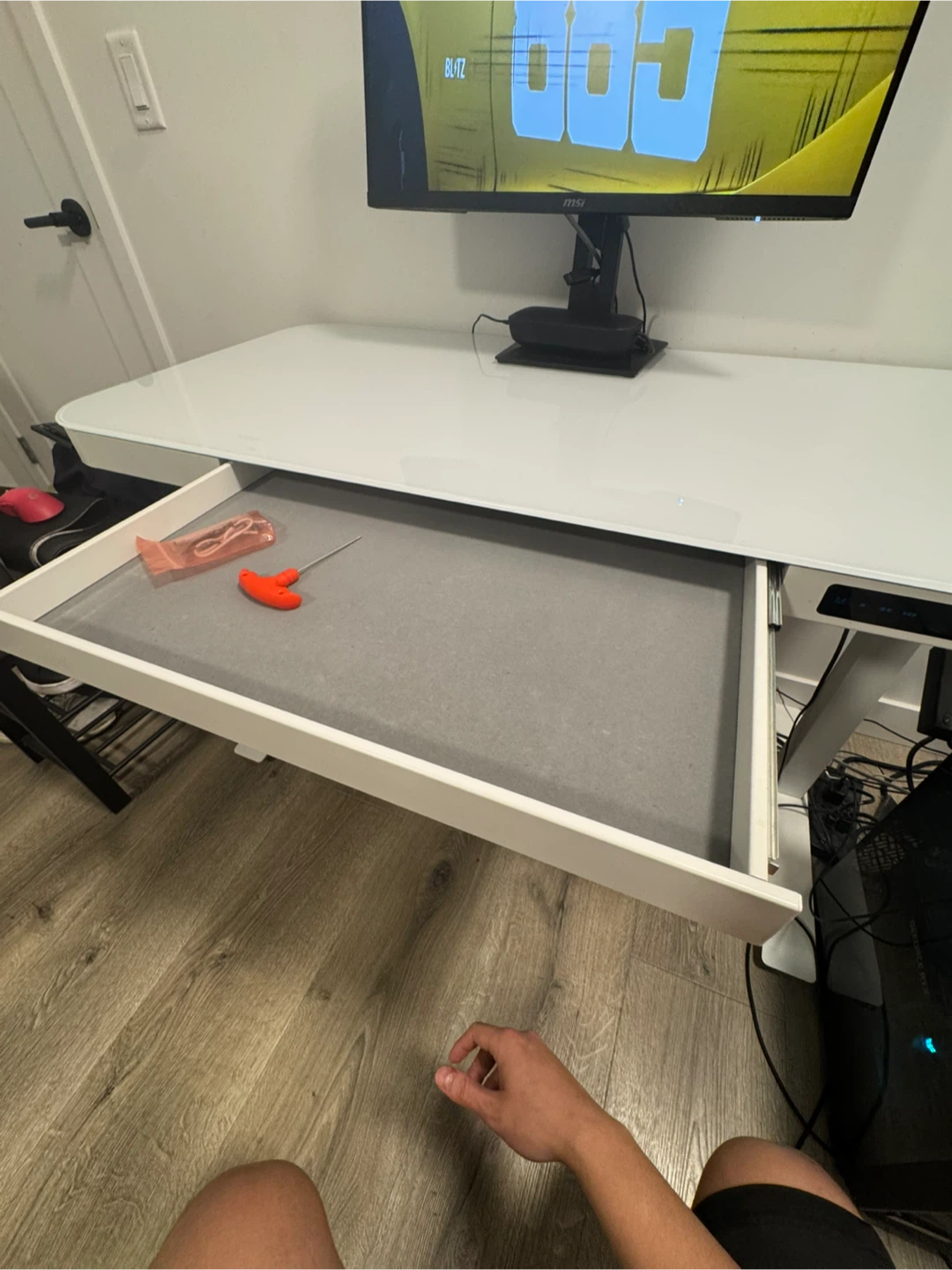White standing desk - photo 2