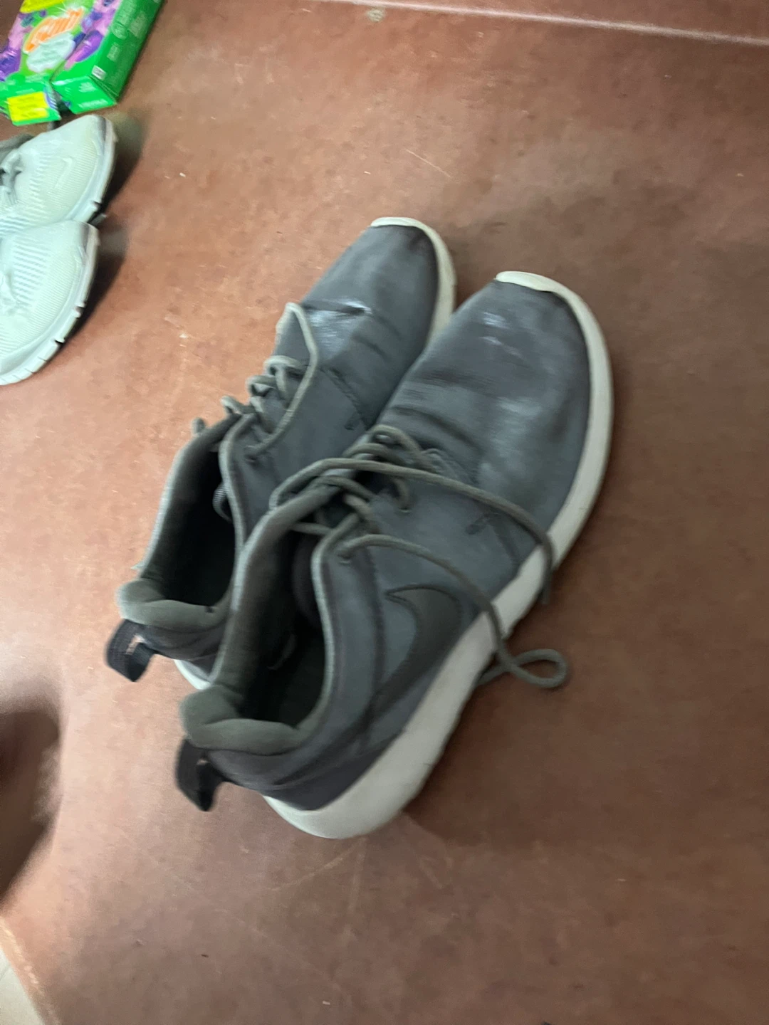Nike Roshe Run Shies woman’s size 6.5 - photo 5