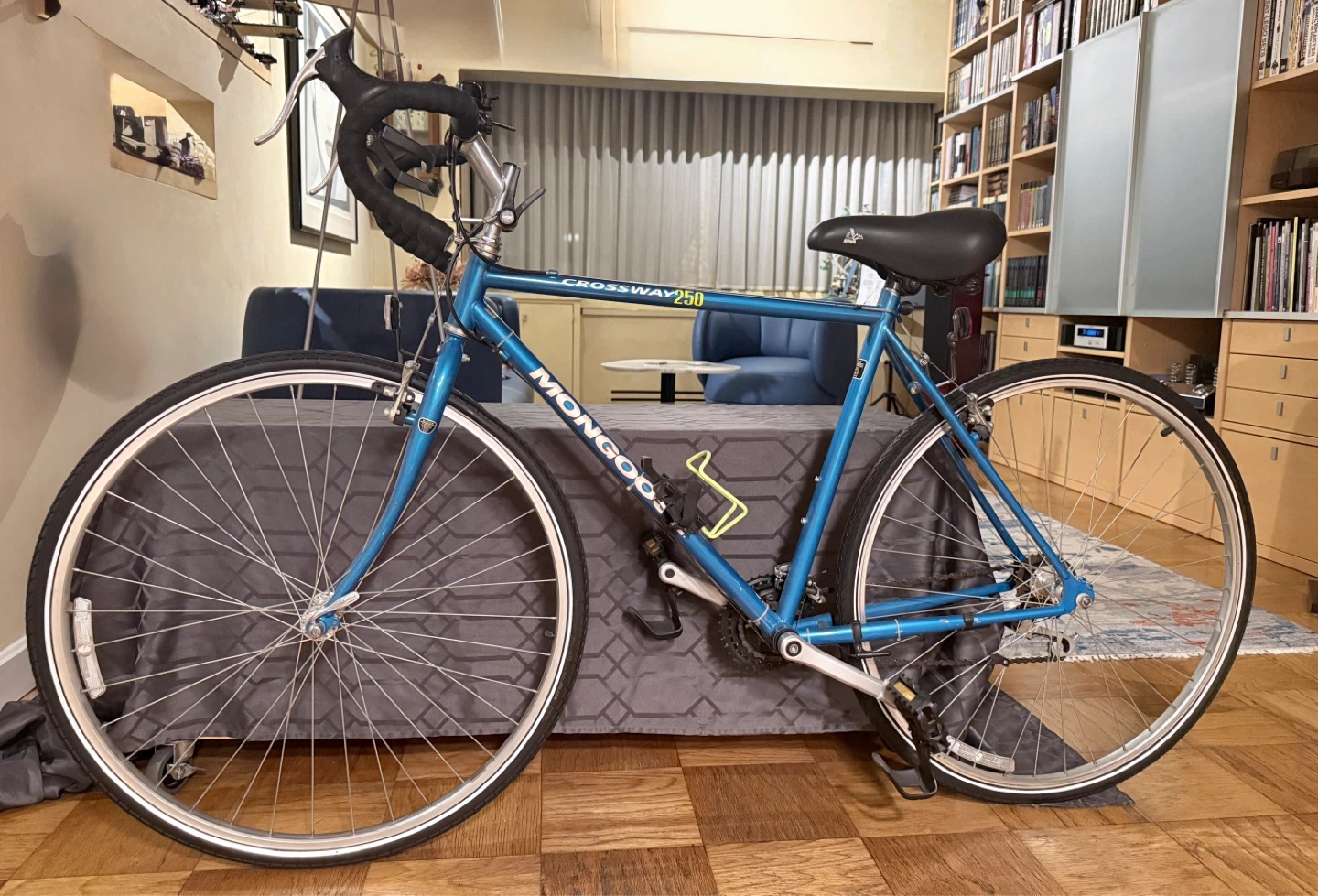 Mongoose Crossway 250 Hybrid Bicycle