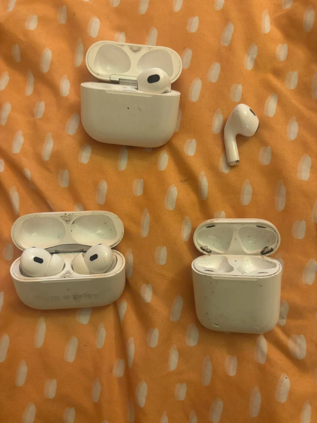 Apple AirPods Pro (2nd Gen) Wireless Earbuds with Charging Case - photo 2