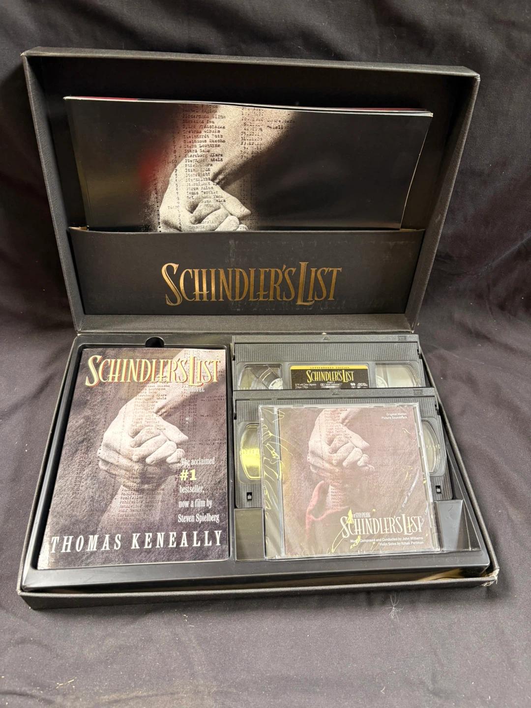 Schindler's List Collector's Edition Box Set (Book, VHS, CD) - photo 4