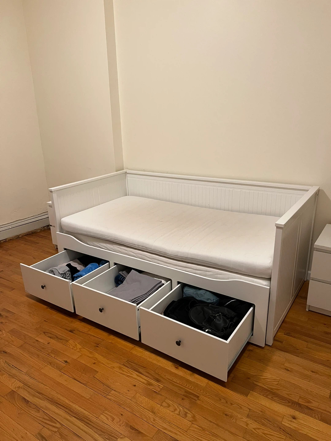 White Daybed with Storage Drawers - photo 4