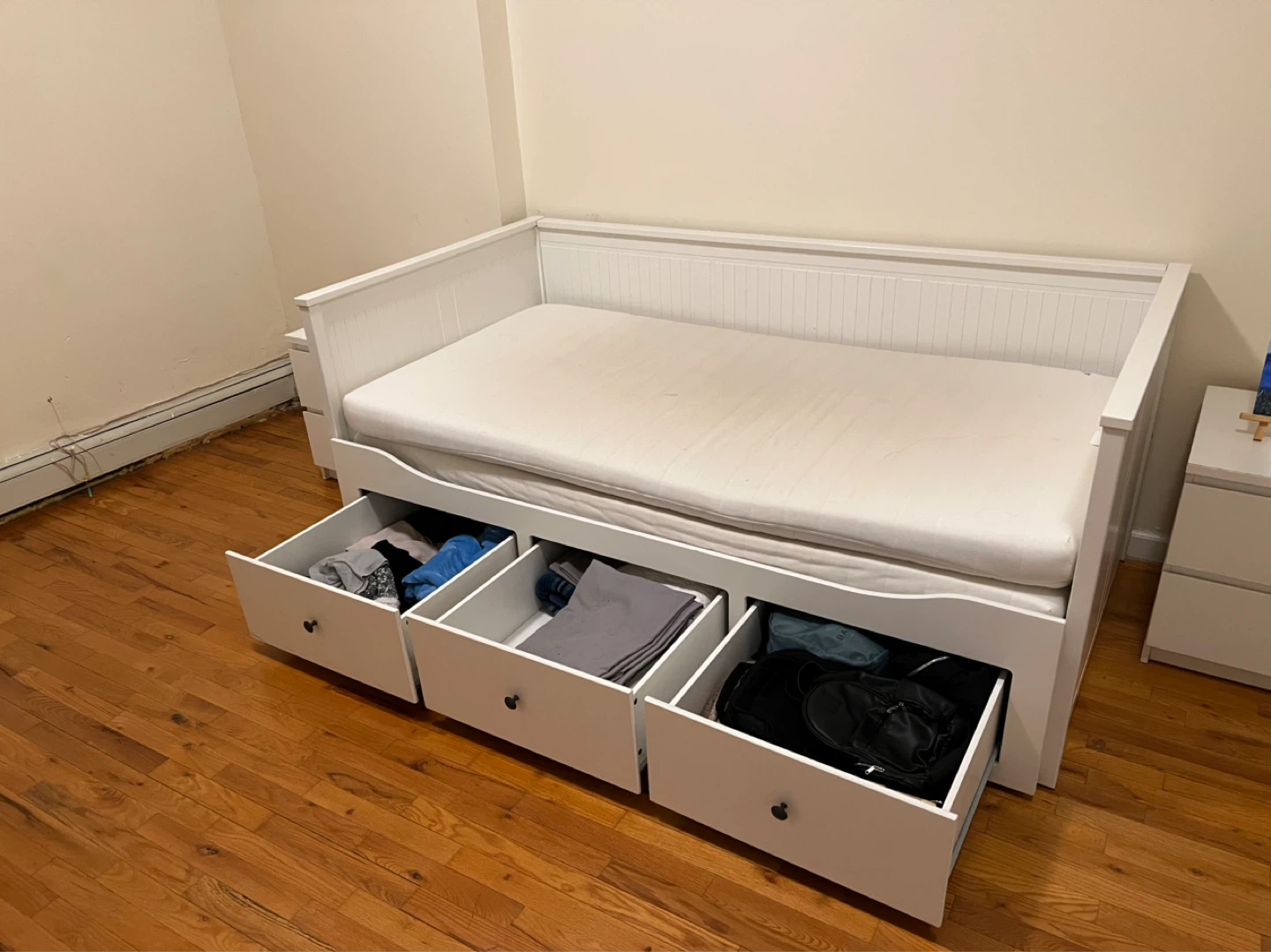 White Daybed with Storage Drawers