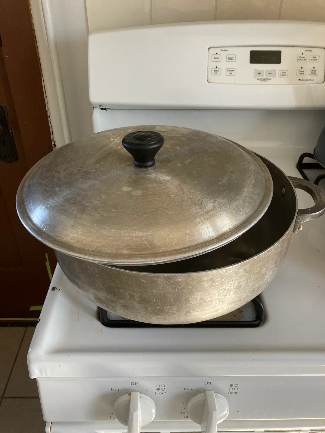 Large Aluminum Cooking Pot with Lid