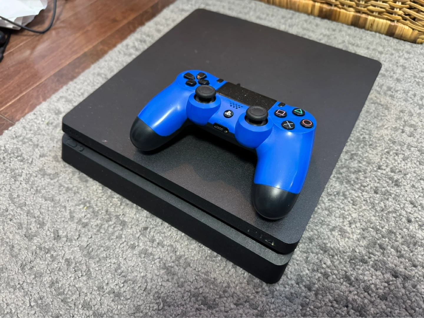 PlayStation 4 + Controller [Not Working/As is] (Parts/Repair)