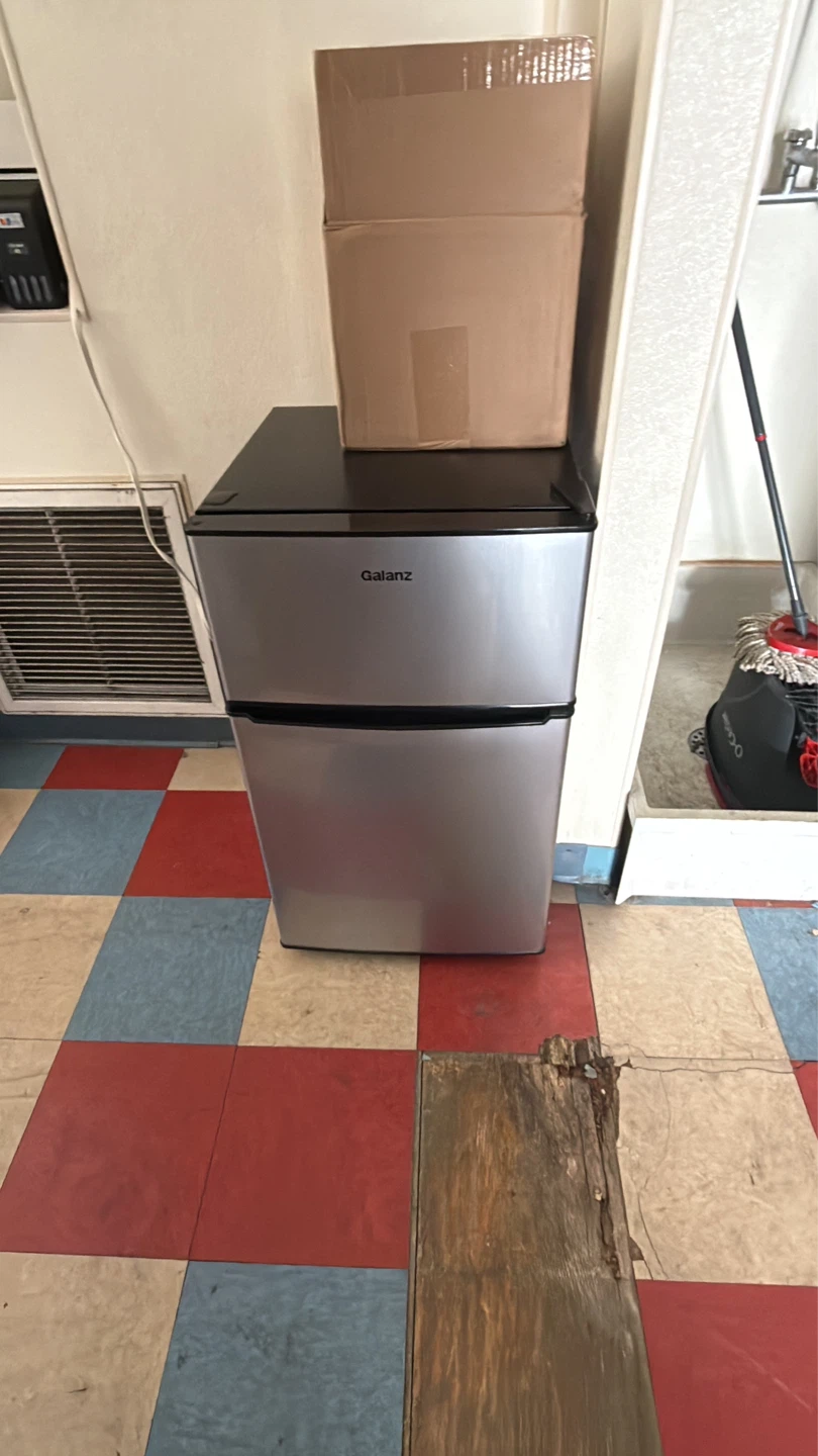 Galanz Mini Fridge - photo 2