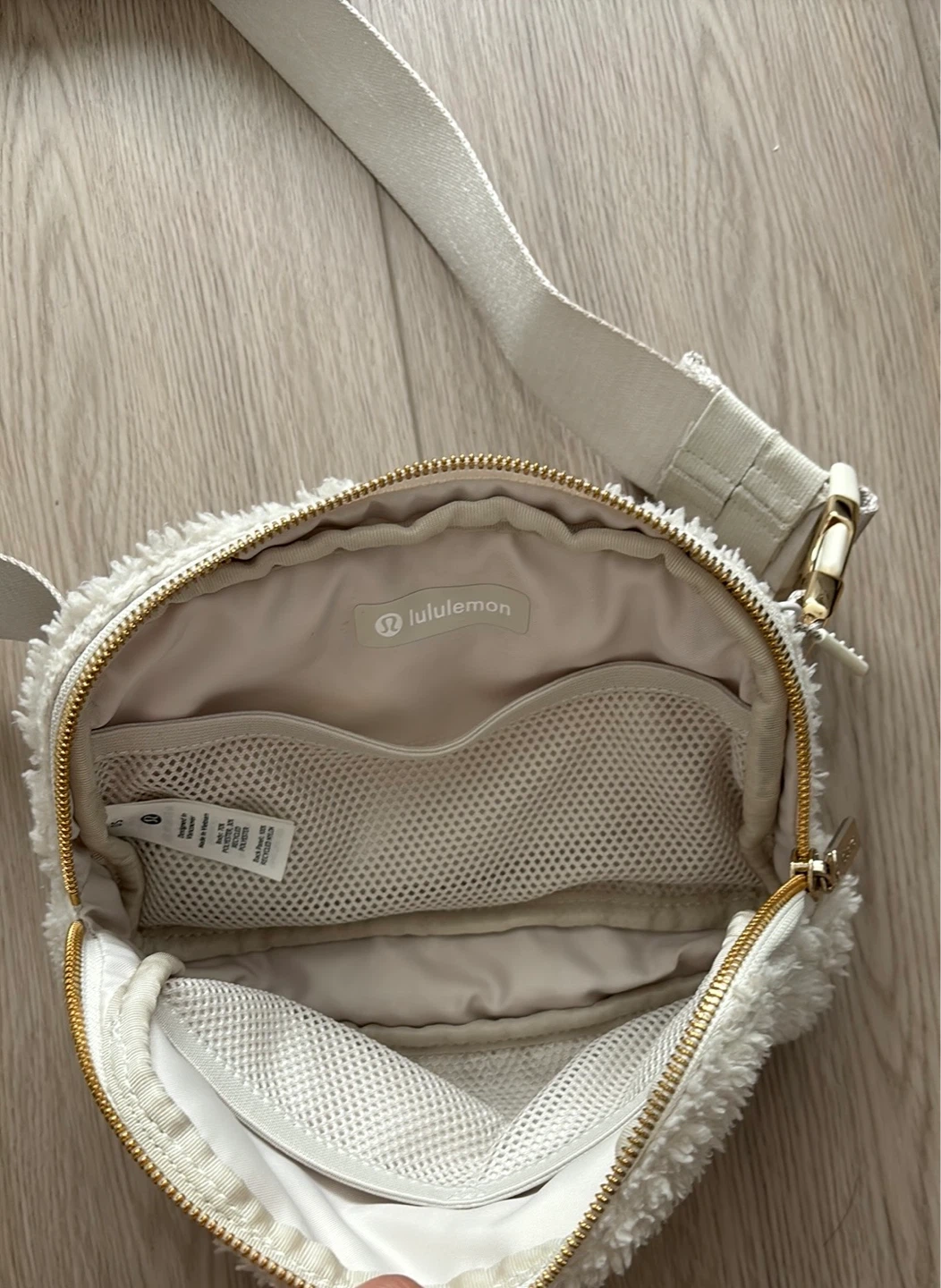 Lululemon everywhere belt bag 1L- white Sherpa - photo 2