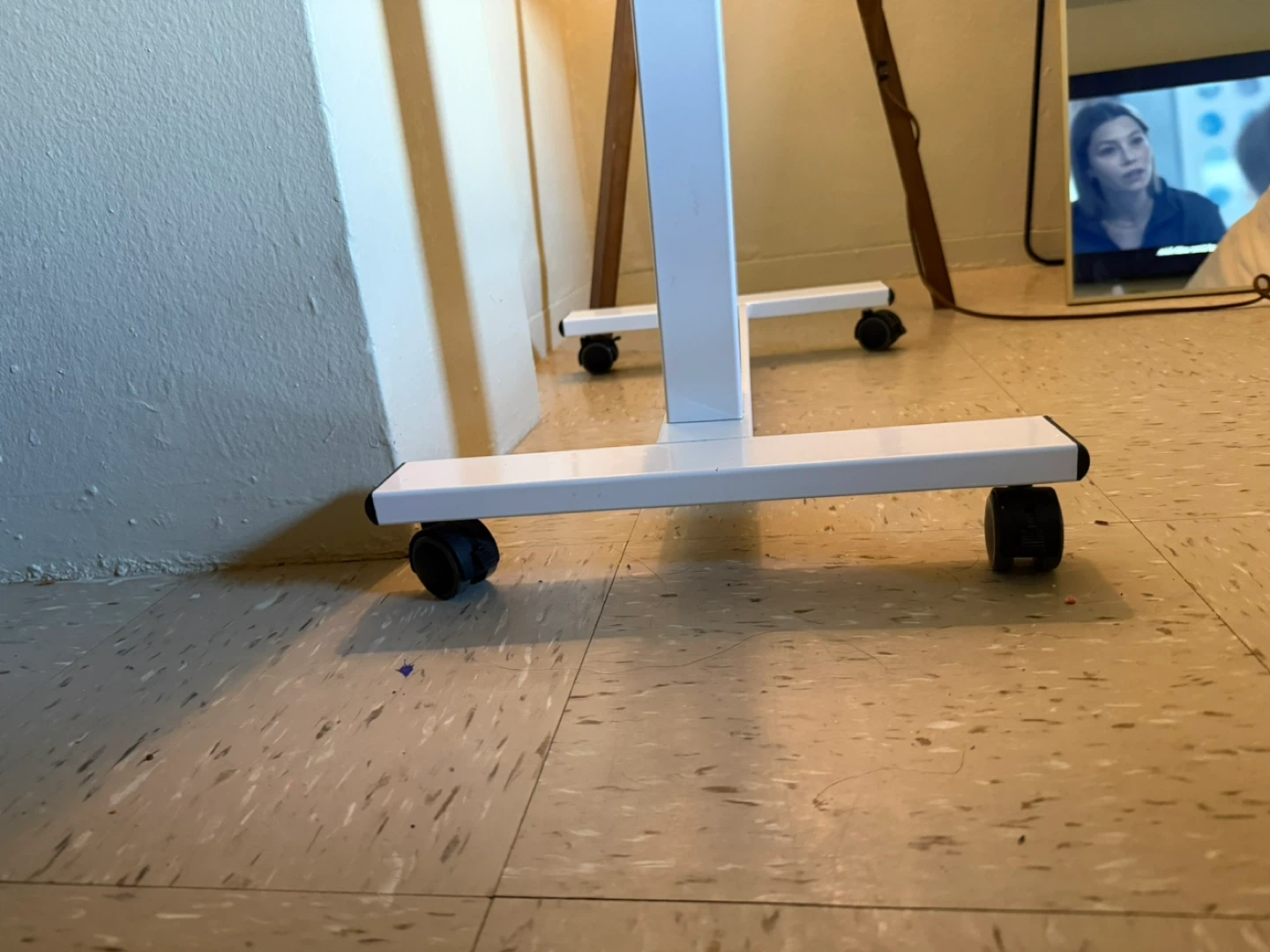 Adjustable rolling desk / laptop table in great condition. - photo 4