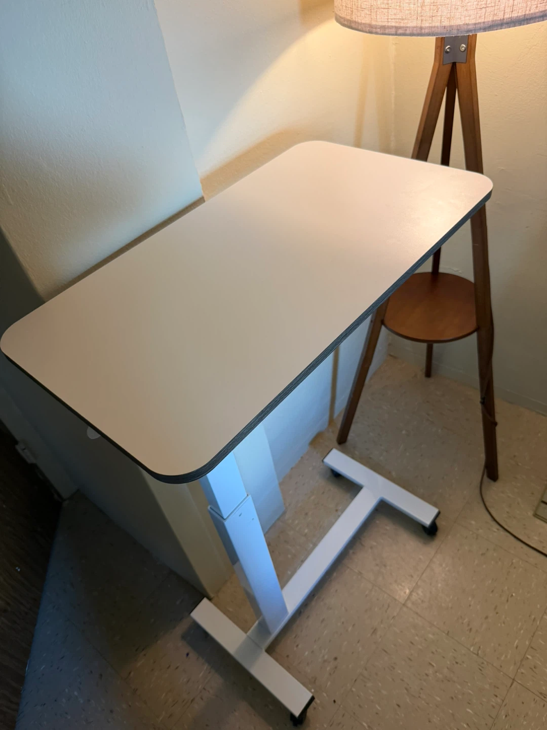 Adjustable rolling desk / laptop table in great condition. - photo 2