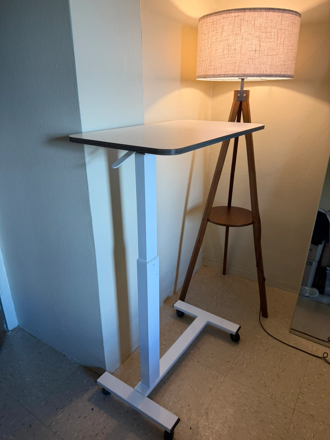 Adjustable rolling desk / laptop table in great condition. - photo 3