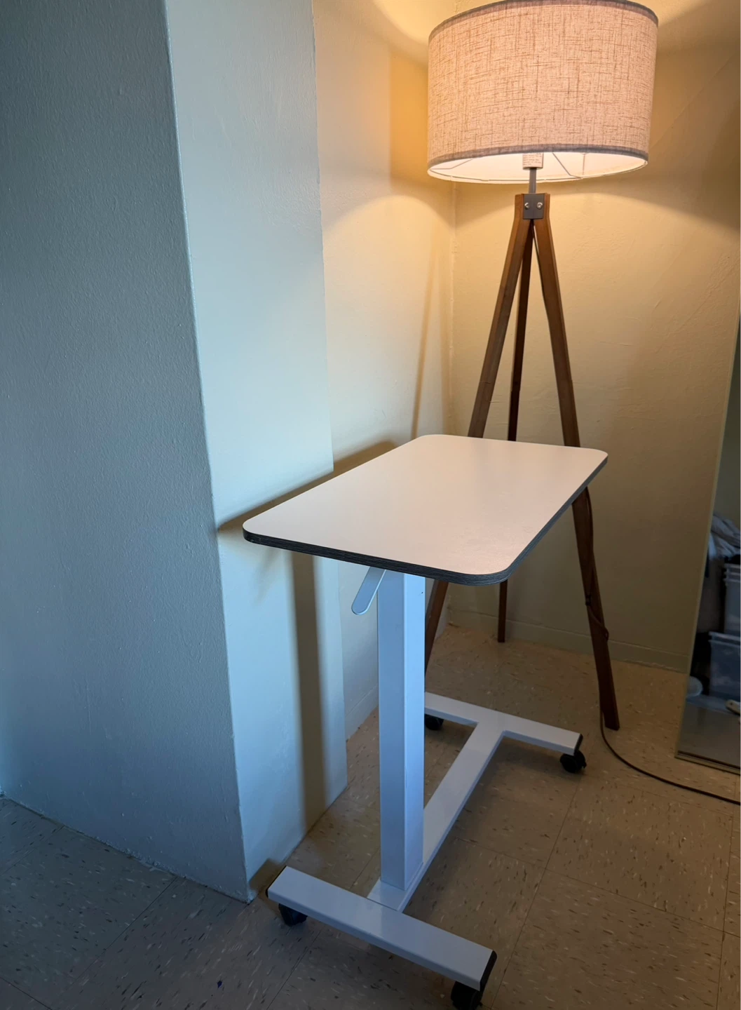 Adjustable rolling desk / laptop table in great condition. - photo 5