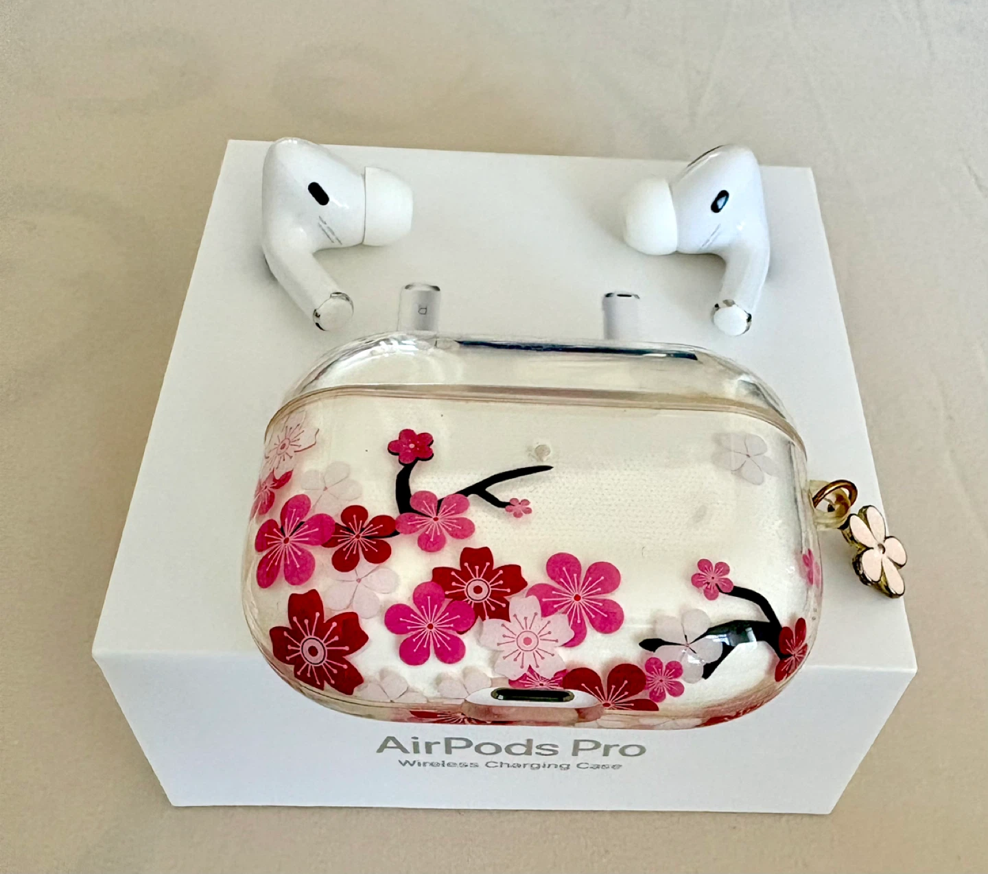 Apple AirPods Pro 1 st generation with Wireless Charging Case