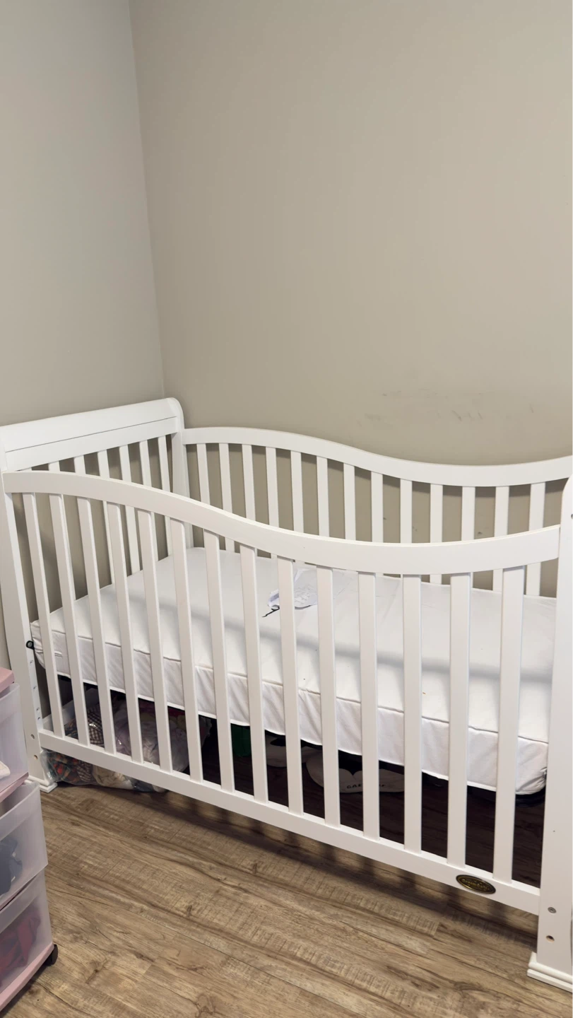 White convertible baby crib