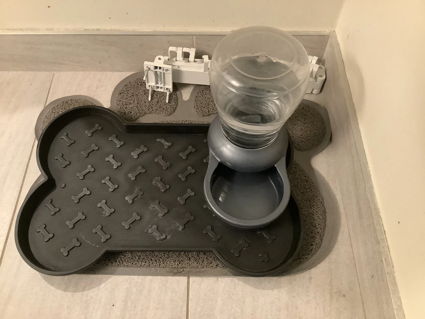 Bone Shaped Pet Food Mat and Water Dispenser - photo 2