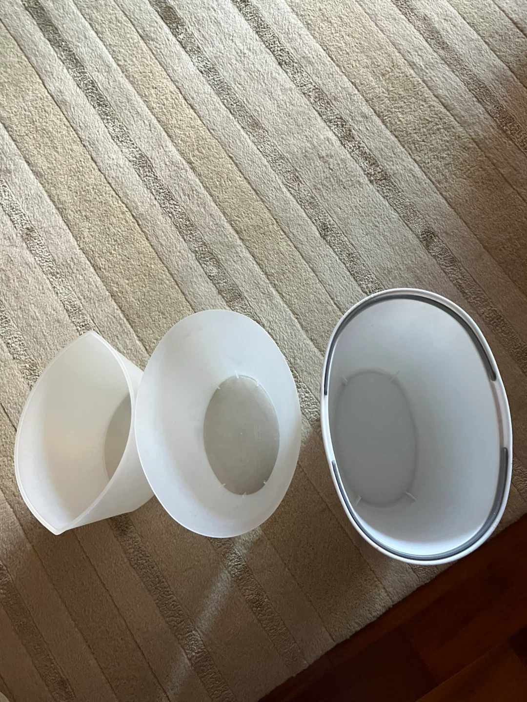 White Plastic Waste Baskets (Set of 3) - photo 2