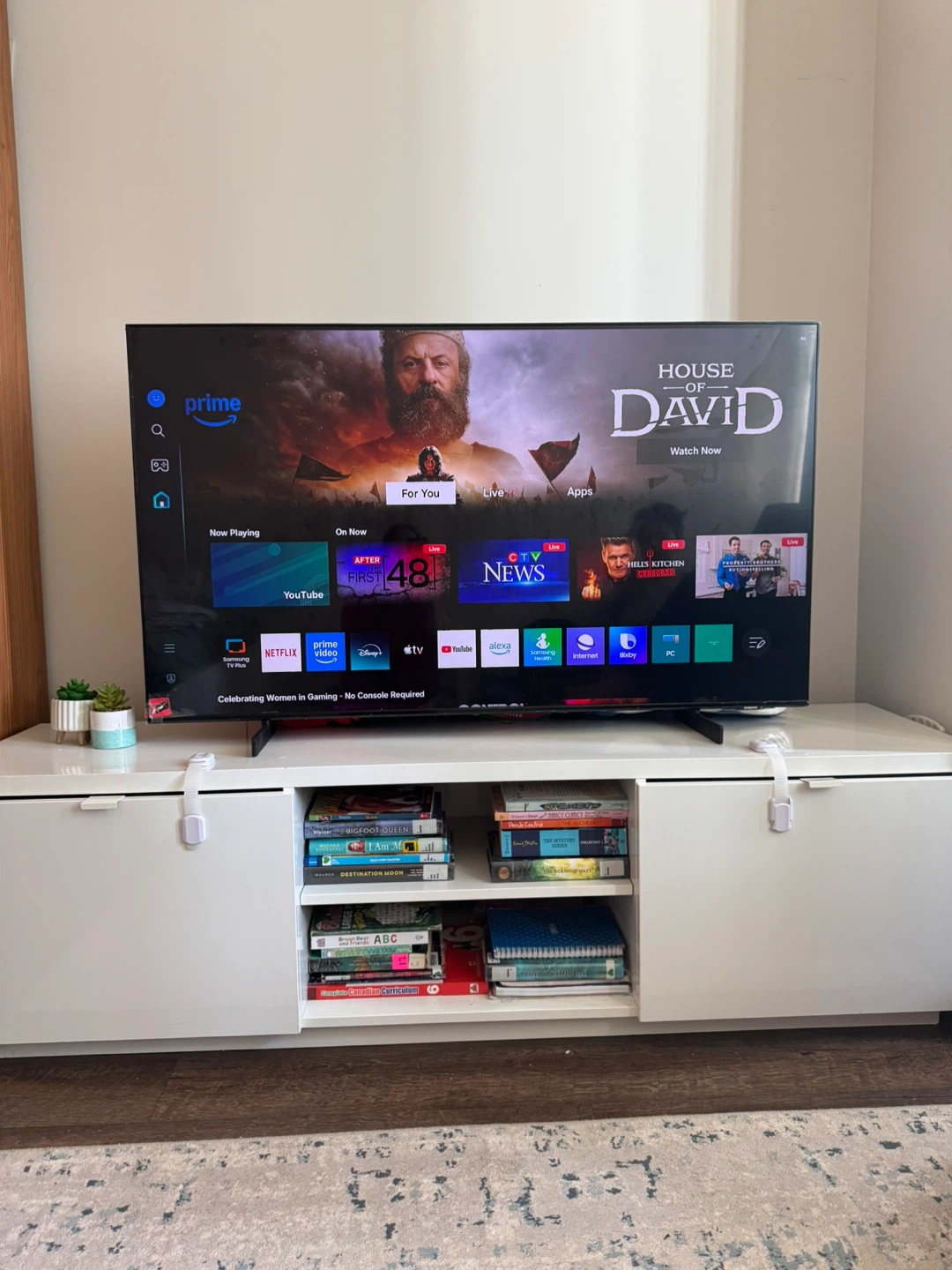 Samsung Smart TV 55 inches with Table