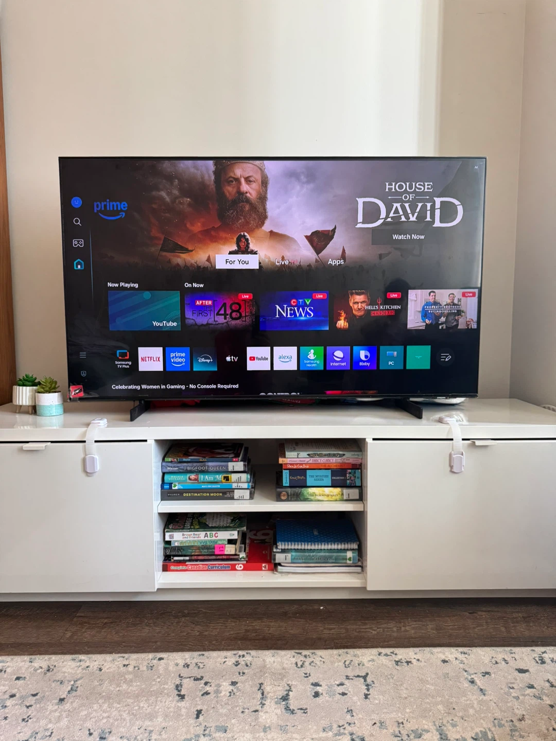 Samsung Smart TV 55 inches with Table - photo 2