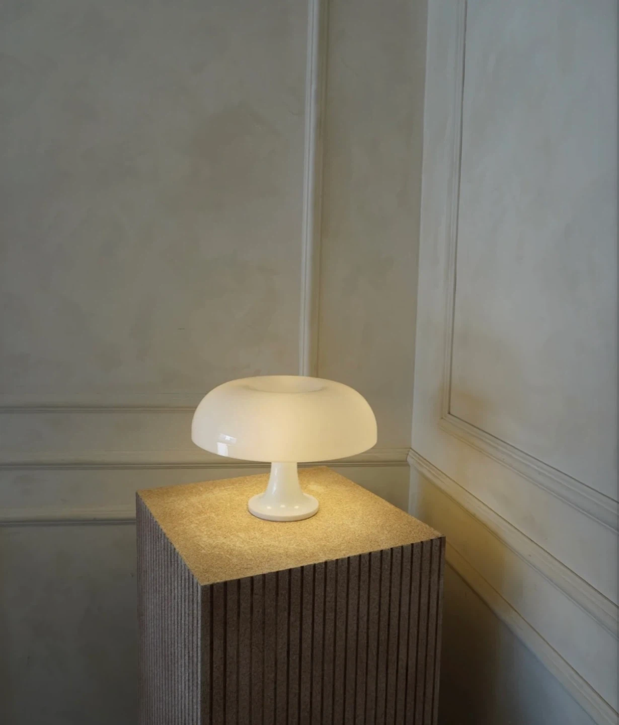 Mushroom table lamp in White