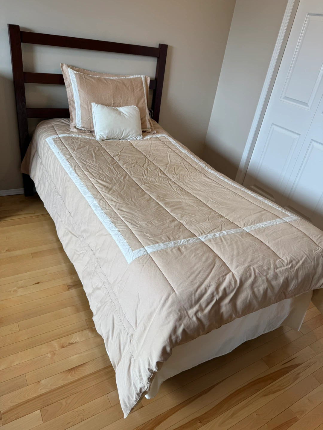 2 Twin Beds + 2 Mattresses + 2 Comforter Sets + Sheets - photo 2