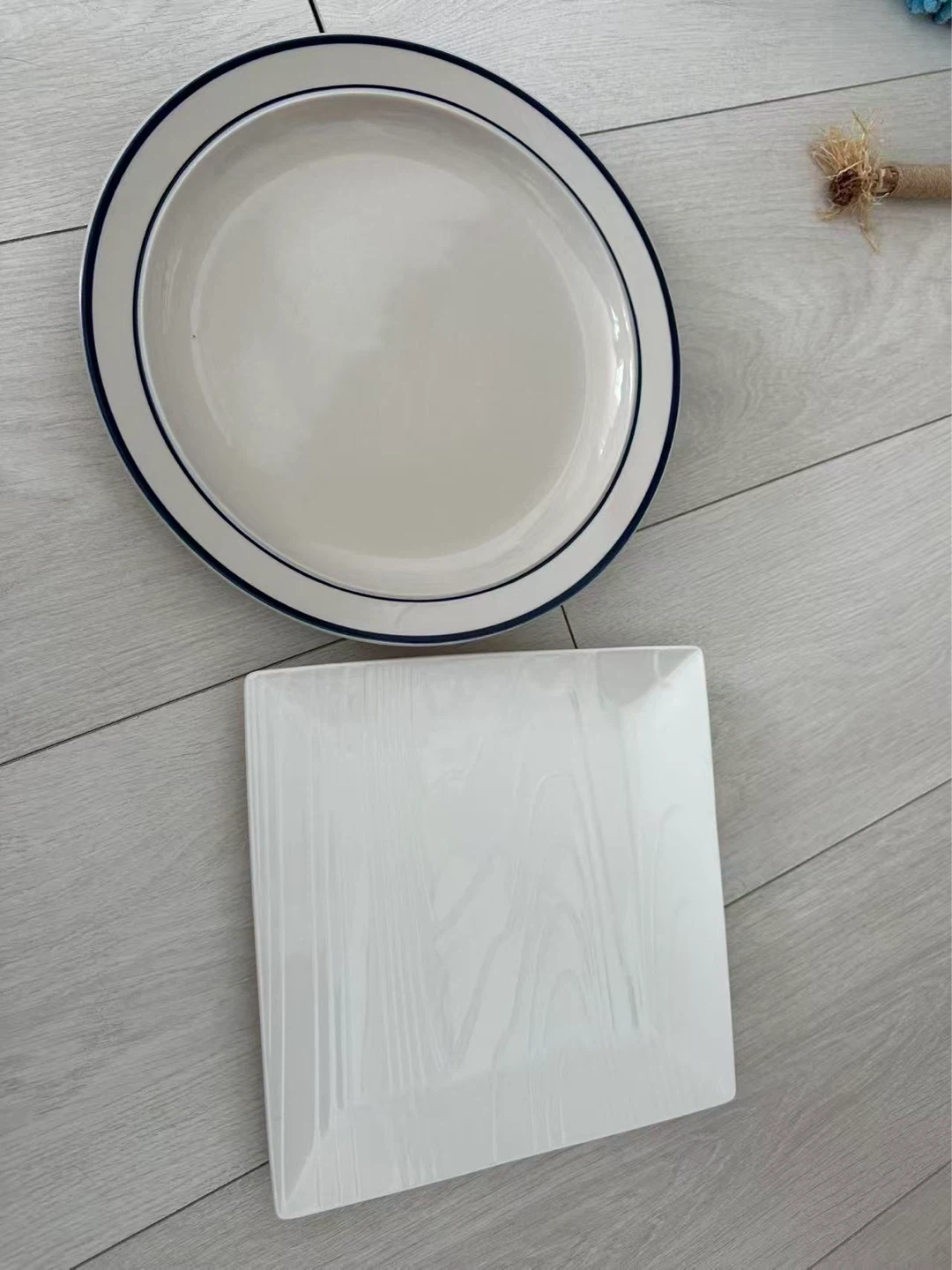 Set of two plates: 1 round, 1 square