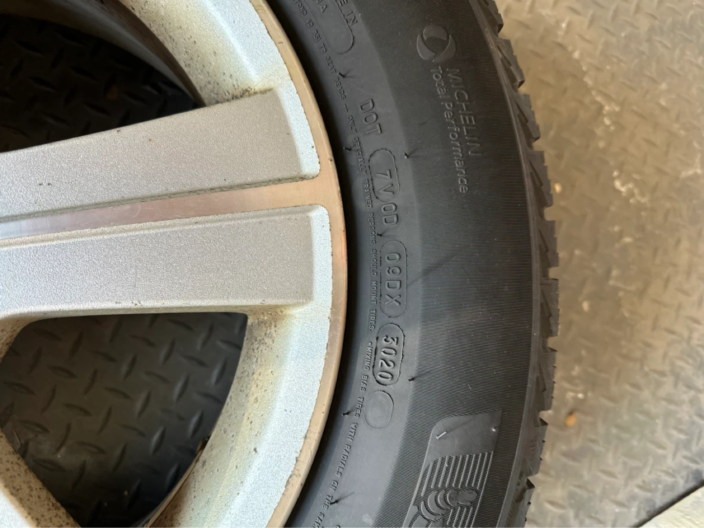 Michelin X-Ice Snow Tire with Rim - 215/65R16 - photo 4