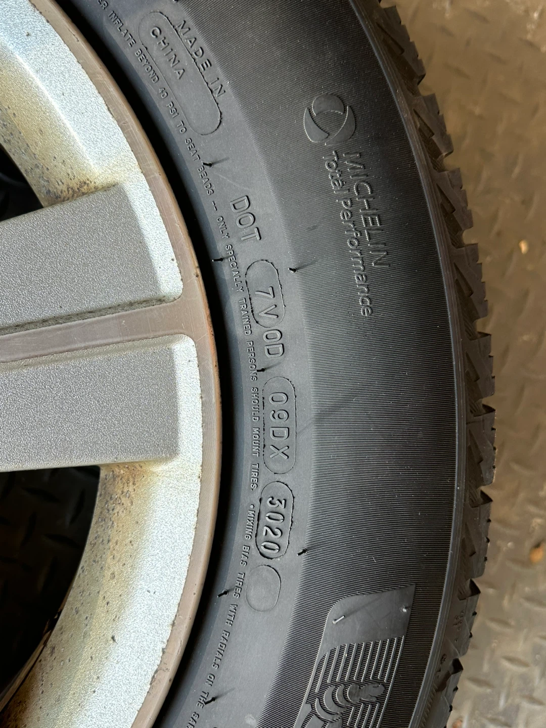 Michelin X-Ice Snow Tire with Rim - 215/65R16 - photo 3