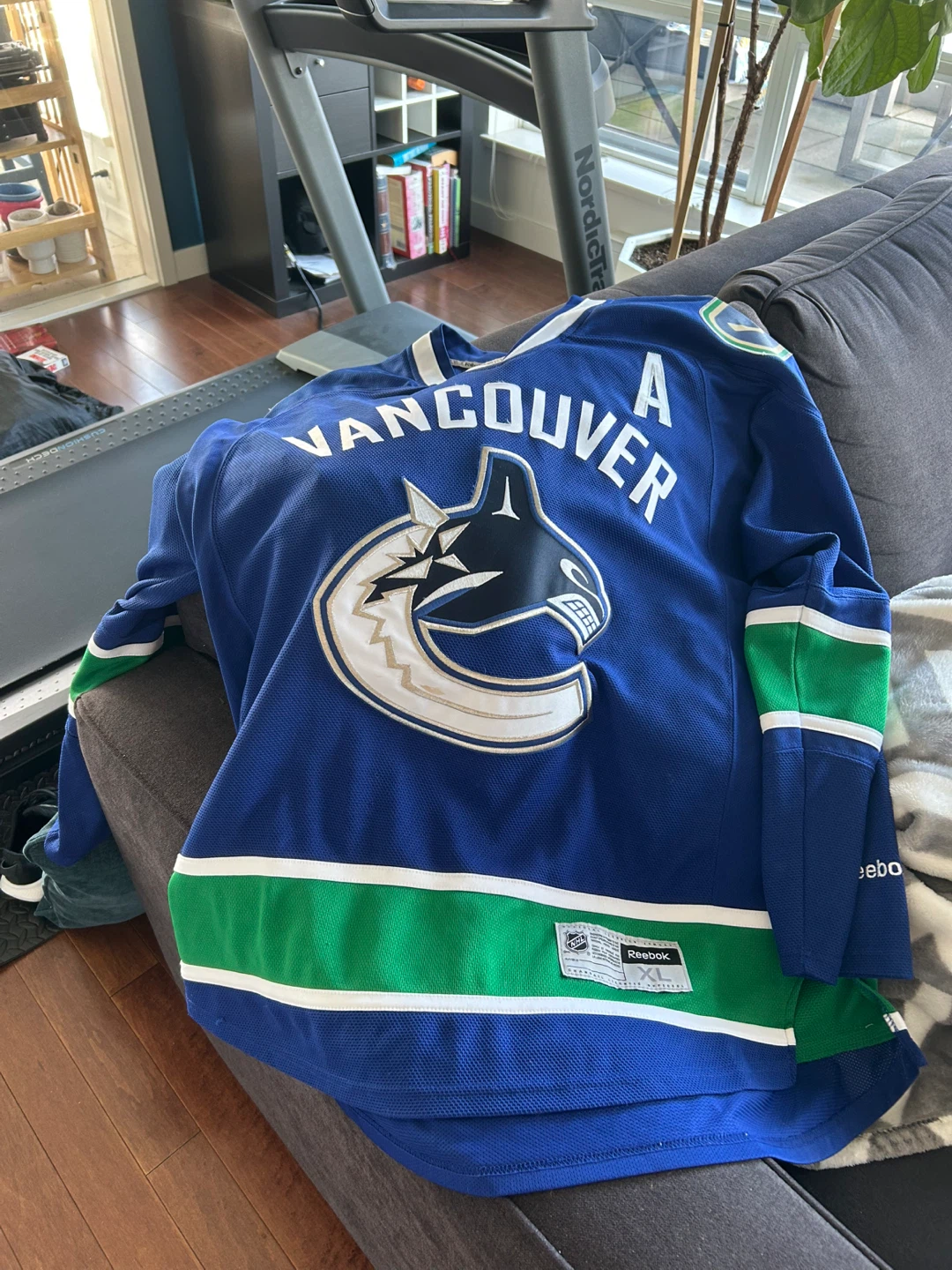 Canucks XL replica jersey: Kesler