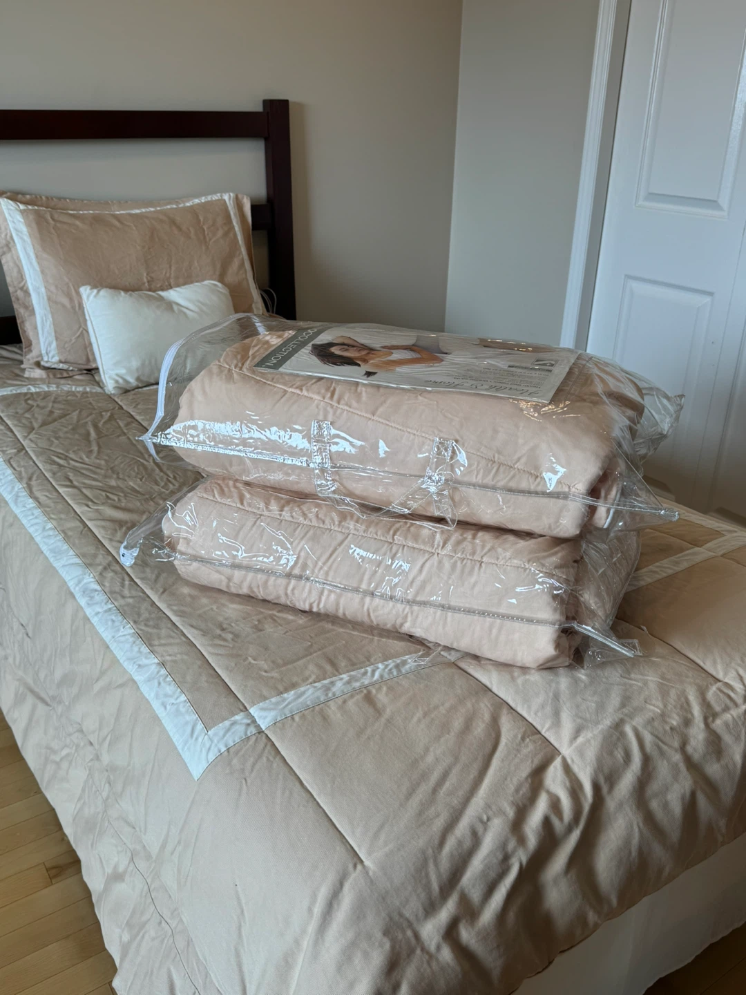 2 Twin Beds + 2 Mattresses + 2 Comforter Sets + Sheets - photo 4