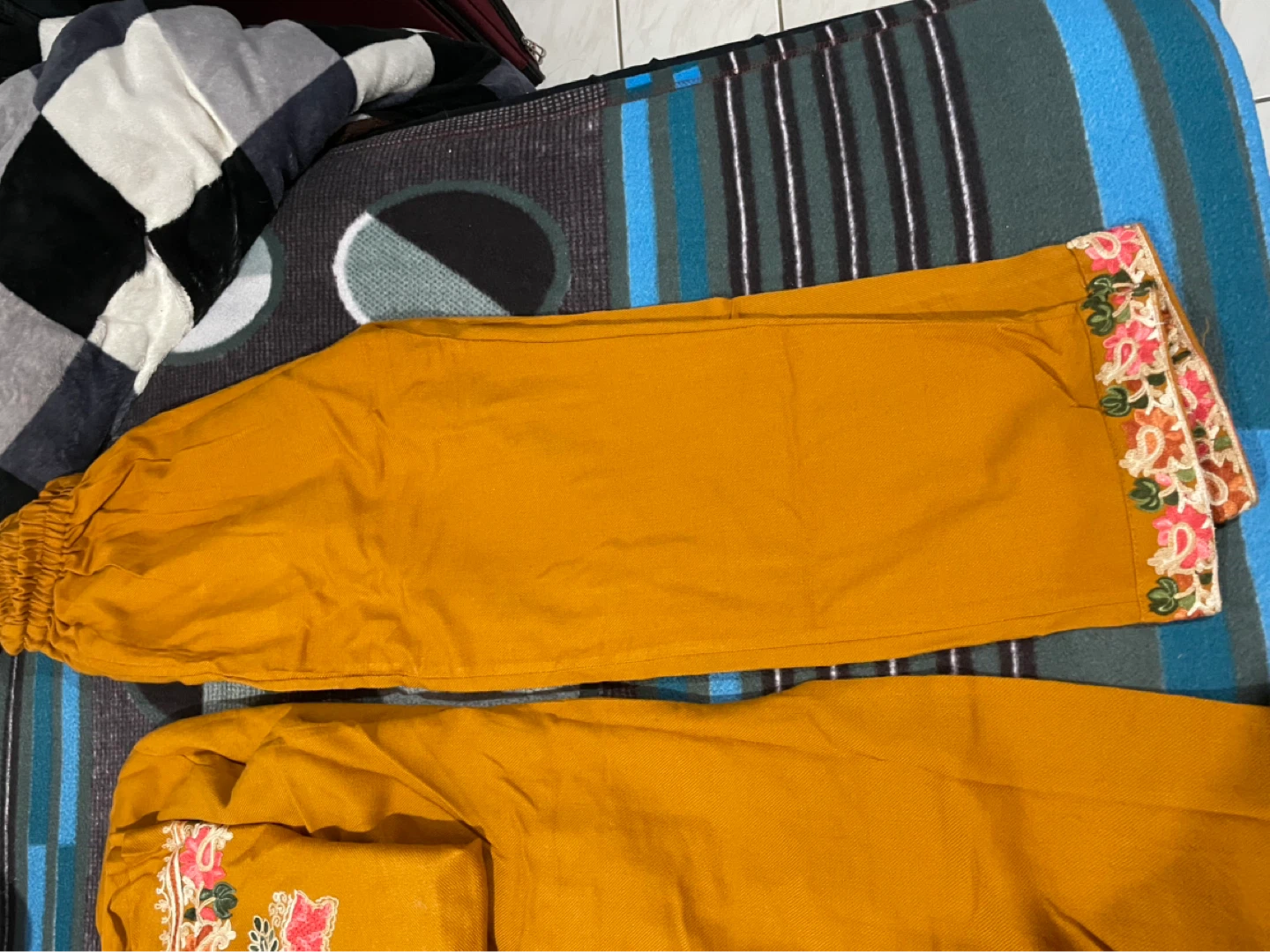Mustard color Kashmiri style suit L size - photo 3