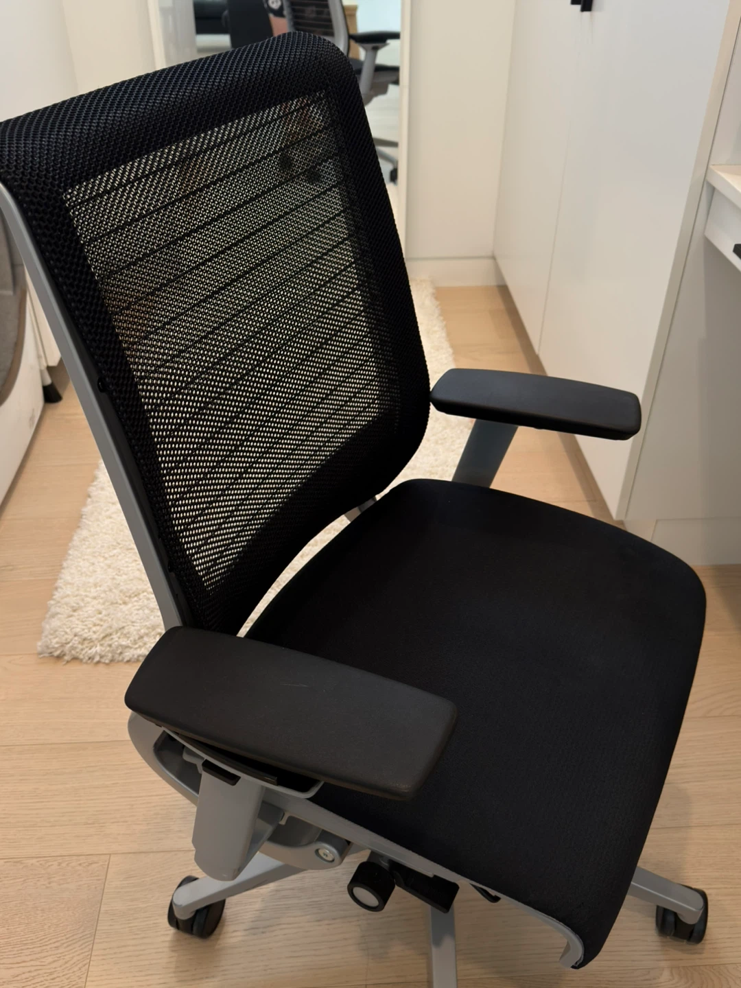 Black Ergonomic Mesh Office Chair - photo 2