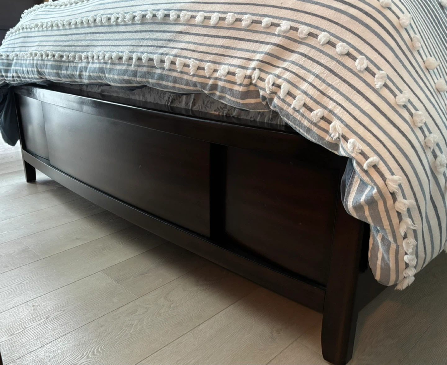 MOVING MUST GO Queen Bed Set with Dresser and Nightstand - photo 2