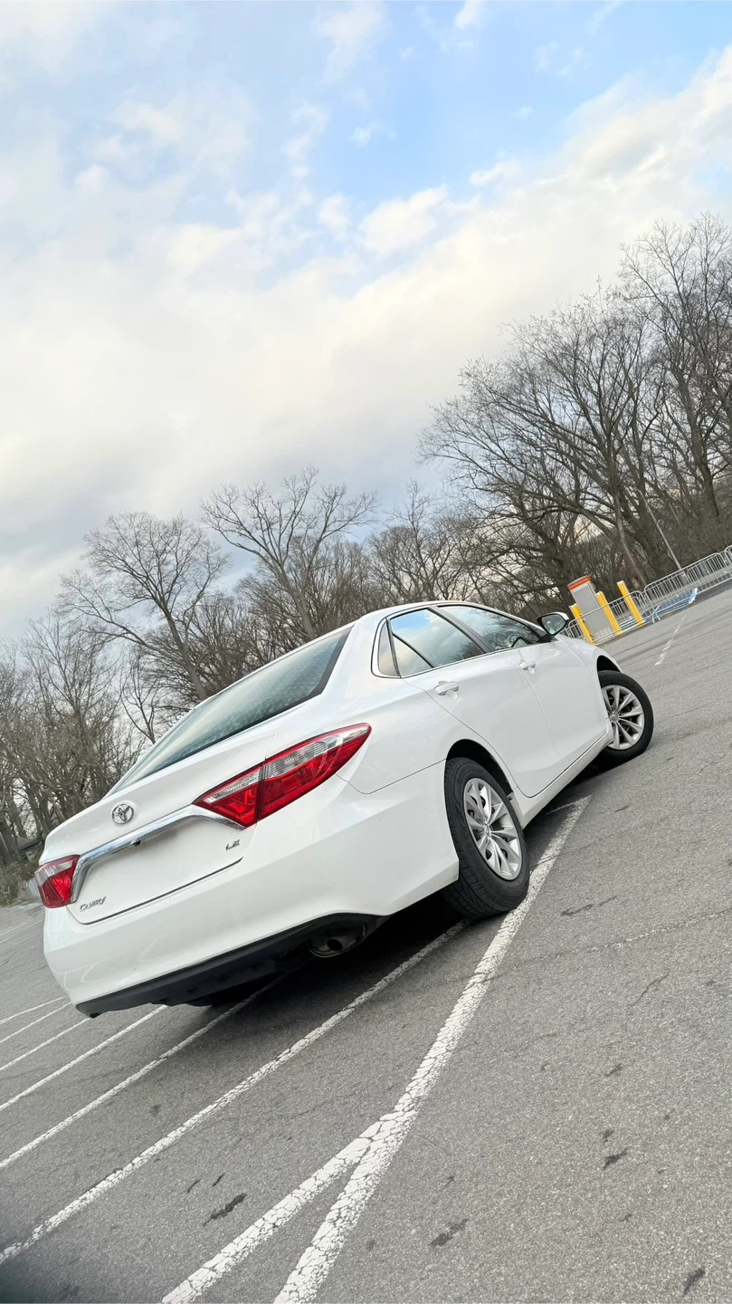2017 Toyota Camry SE - photo 4