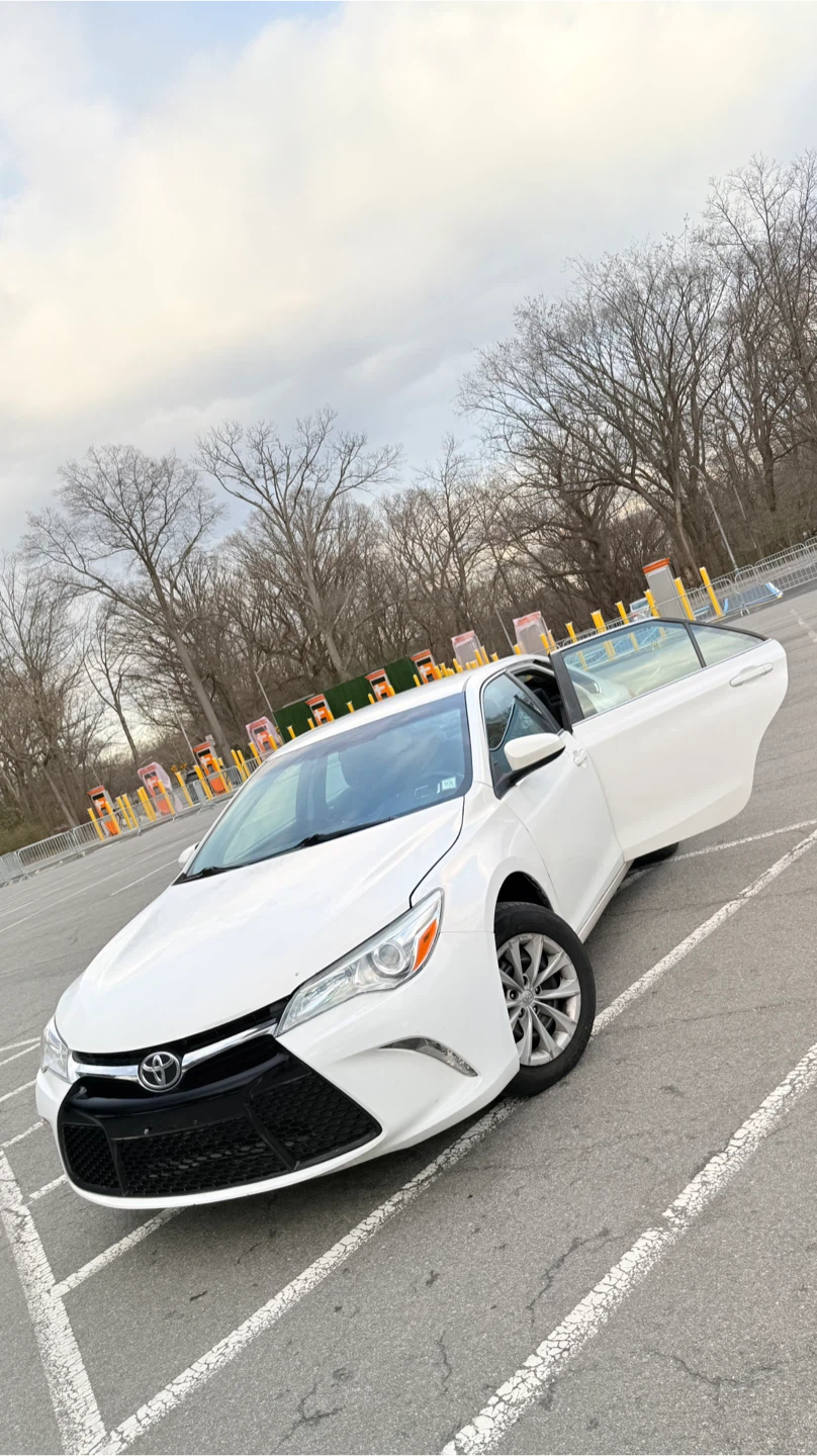 2017 Toyota Camry SE - photo 3