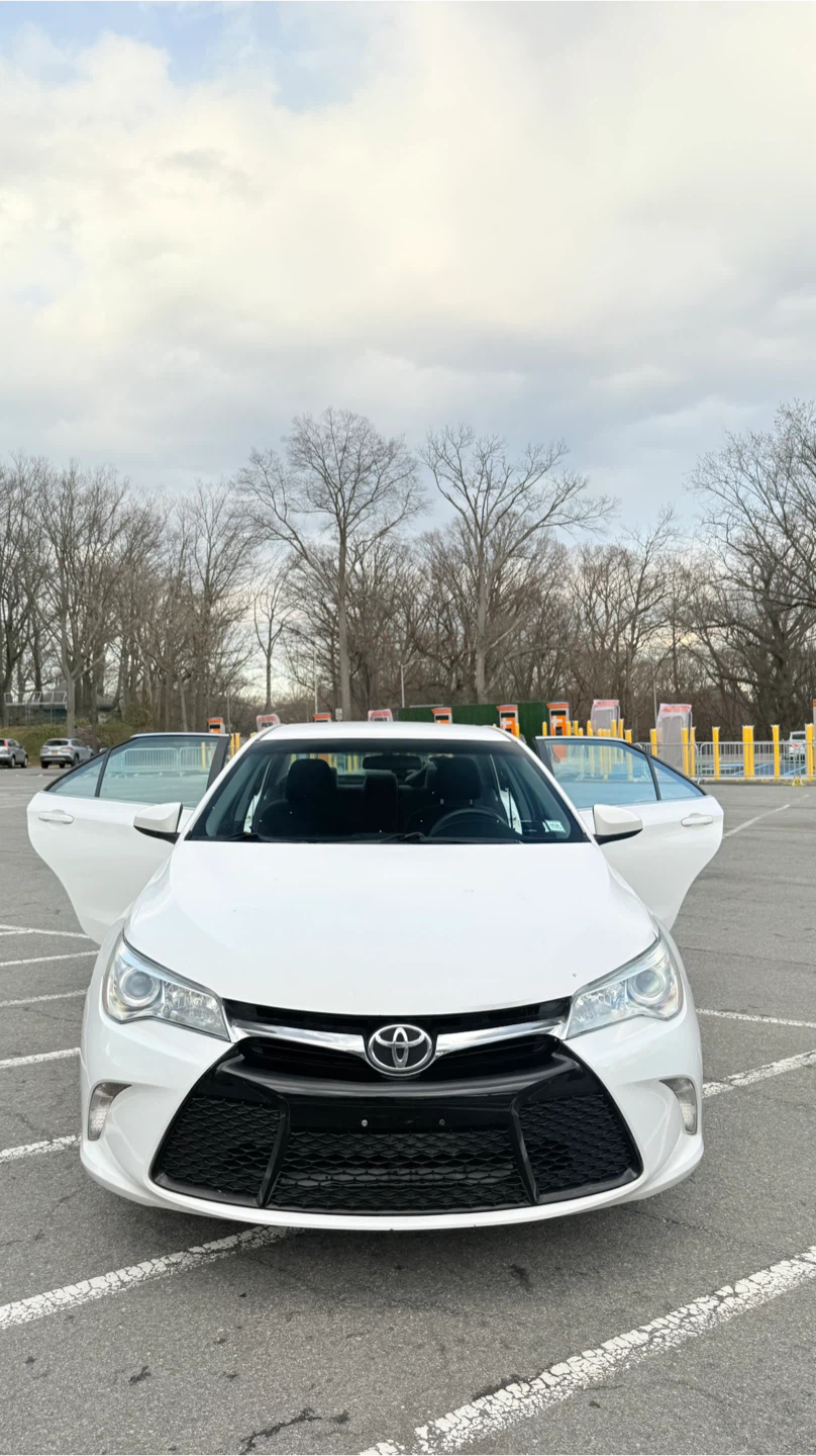 2017 Toyota Camry SE - photo 2
