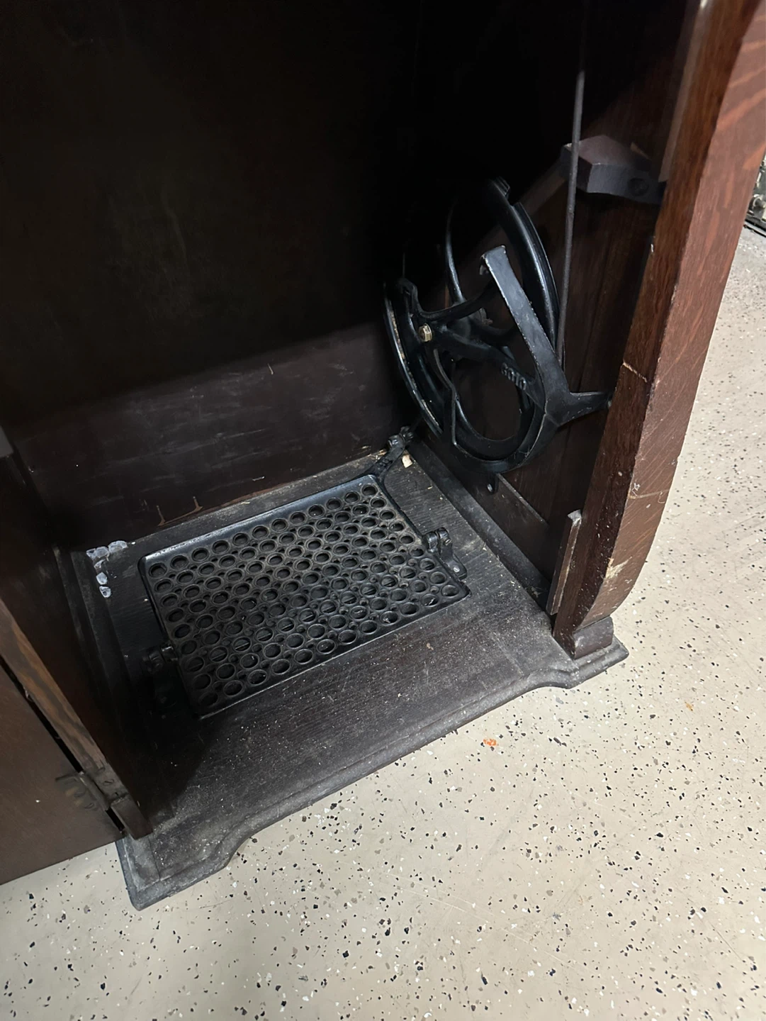 Antique Franklin Sewing Machine with Cabinet - photo 4