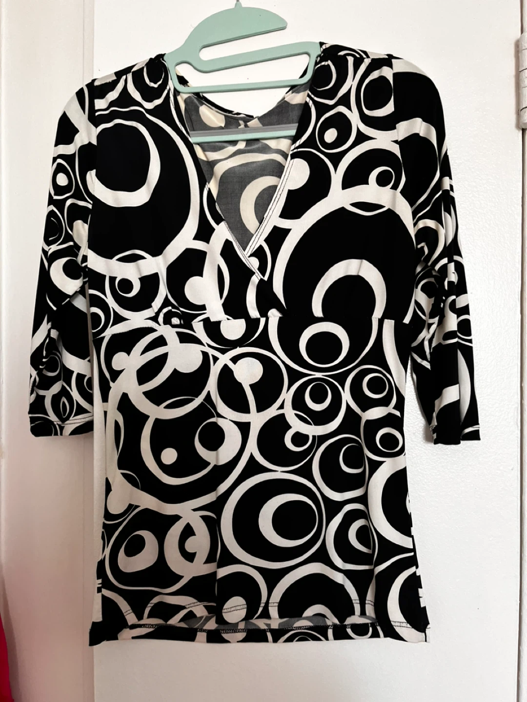 Black and White Circle Print V-Neck Top - photo 3