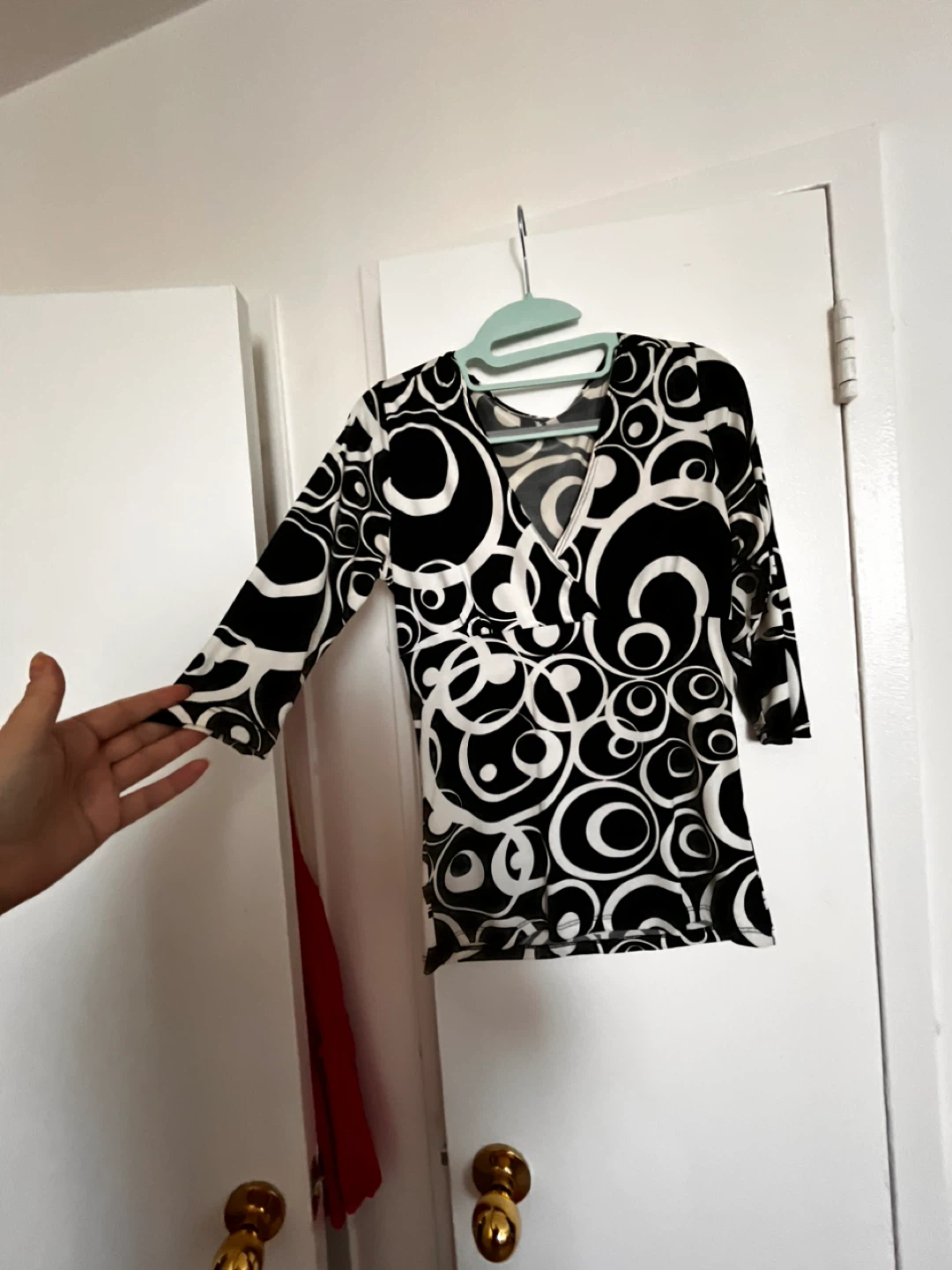 Black and White Circle Print V-Neck Top - photo 2
