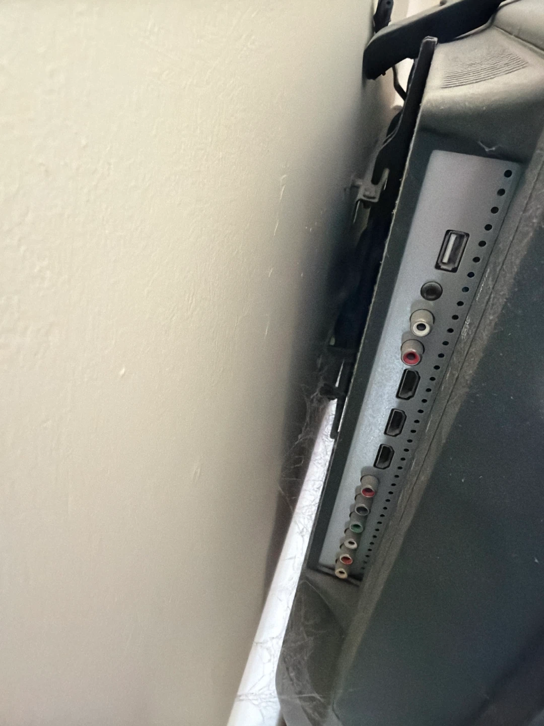 RCA 32-inch LED TV with wall mount - photo 2