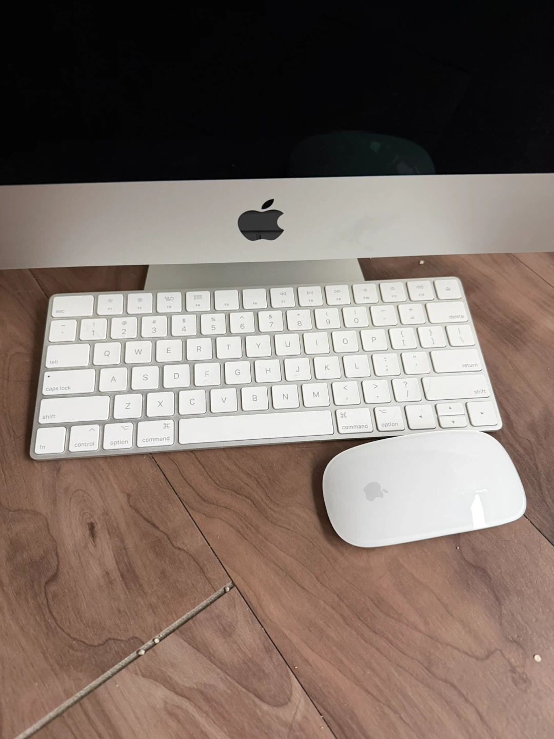 Apple iMac Desktop Computer with Keyboard and Mouse
