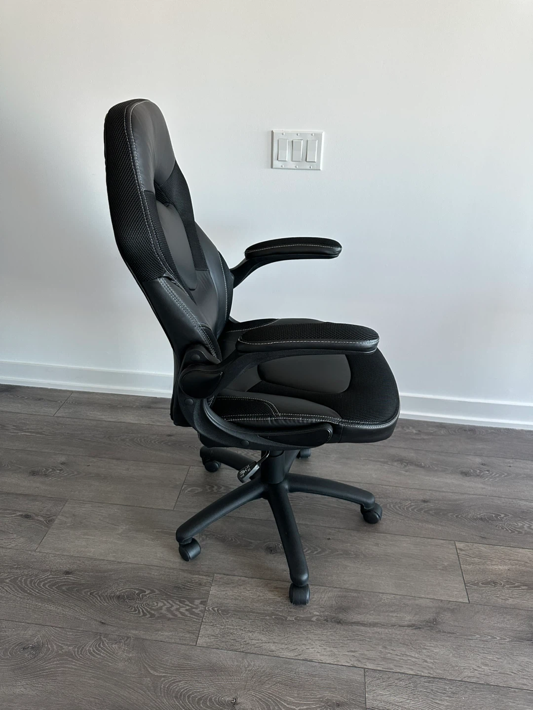Black Gaming Chair with Padded Arms - photo 4