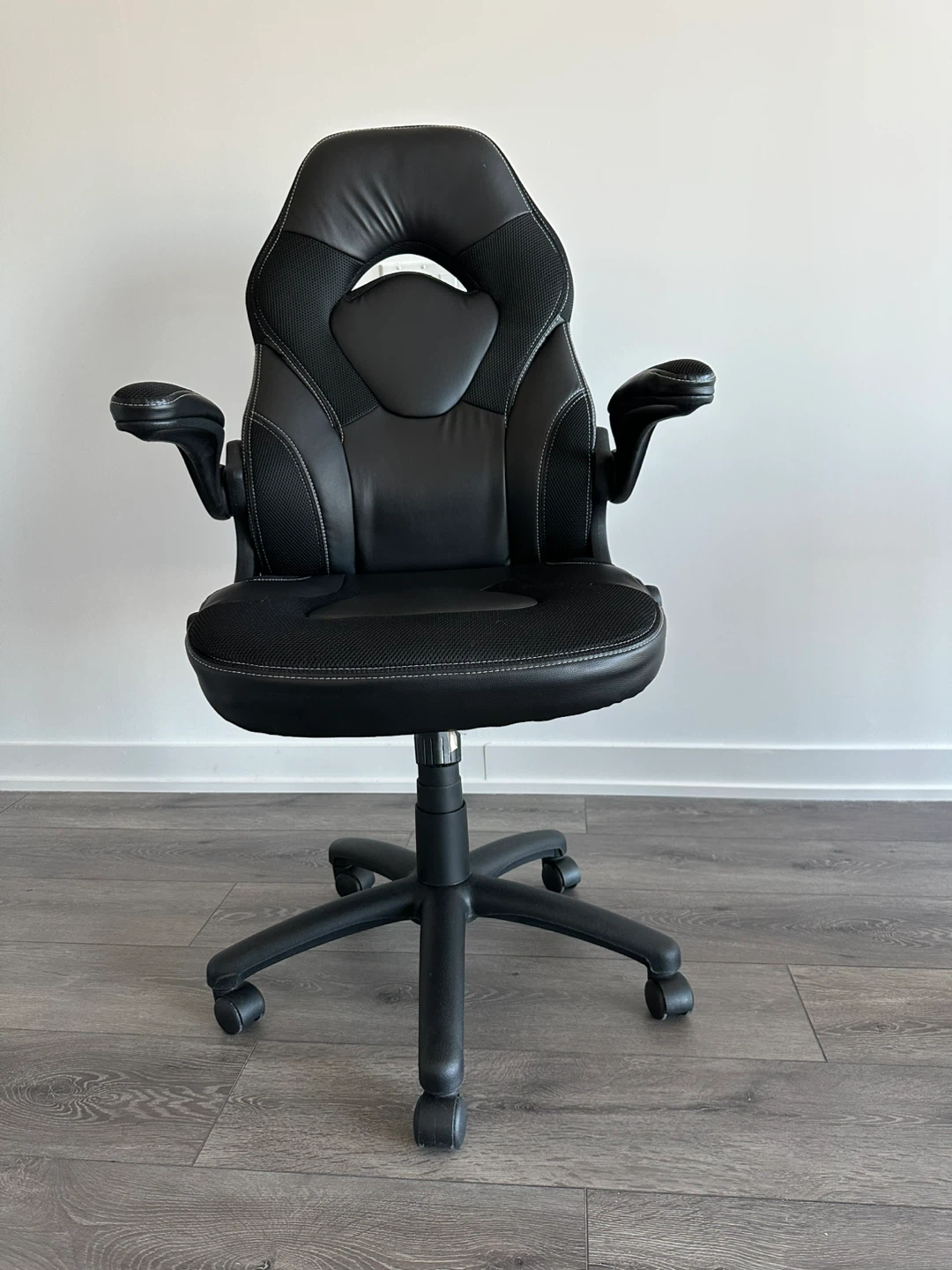 Black Gaming Chair with Padded Arms