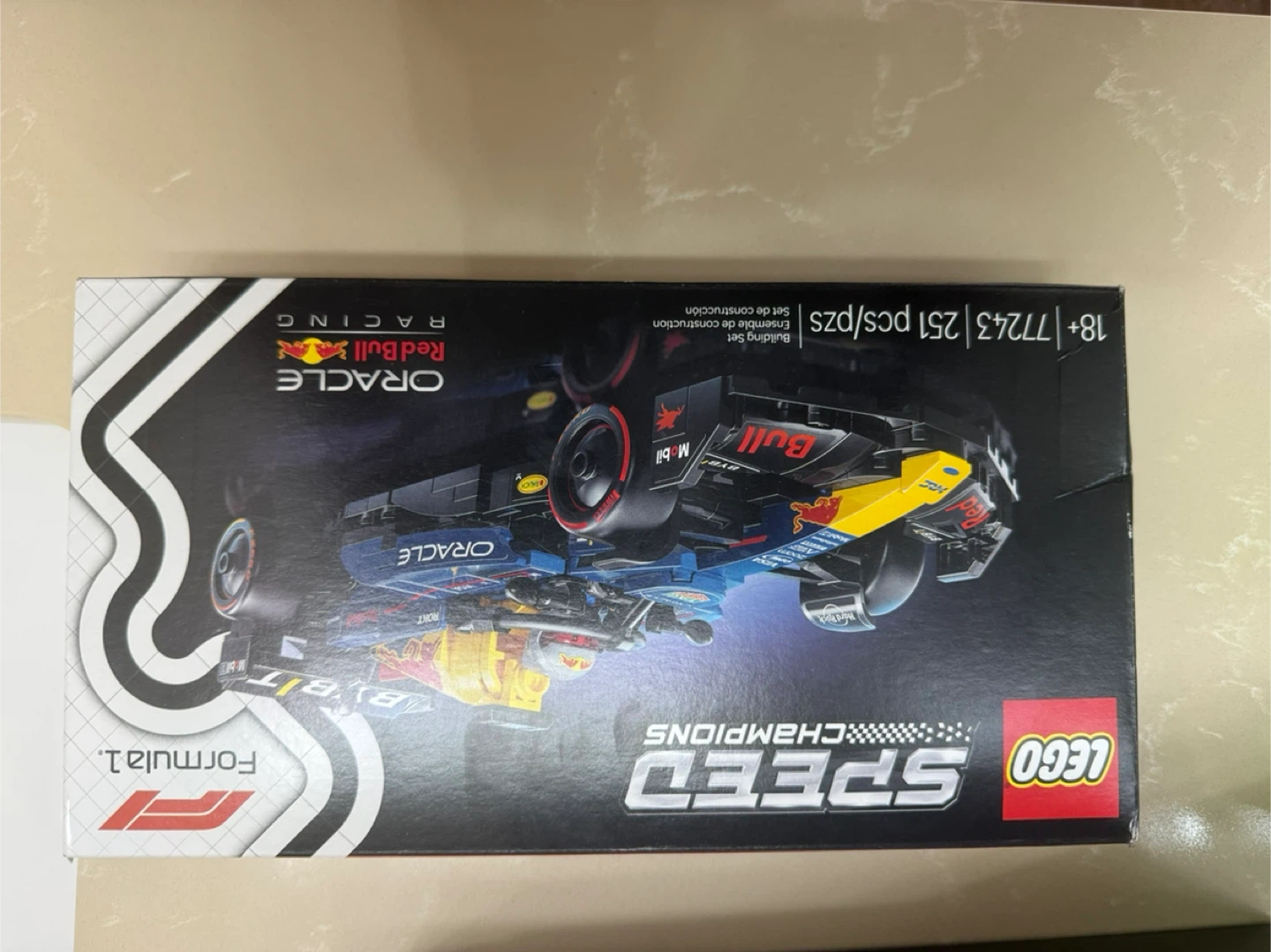 LEGO Speed Champions Oracle Red Bull Racing RB18 77243 Building