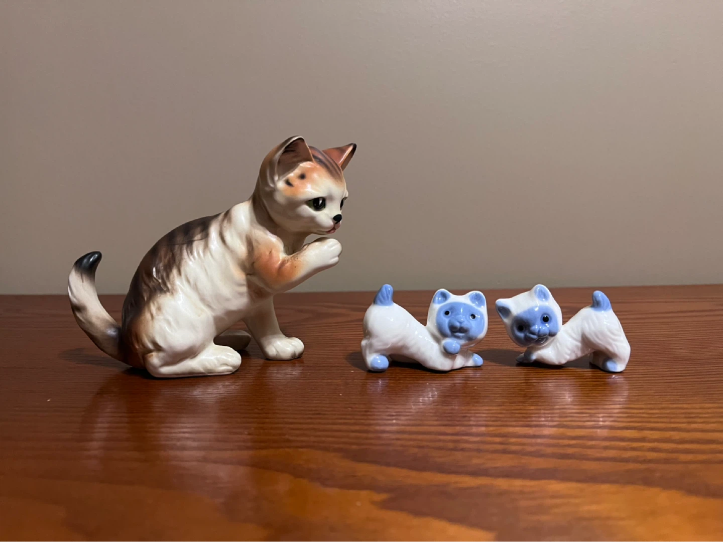 VINTAGE CERAMIC/PORCELAIN KITTEN FIGURINES
