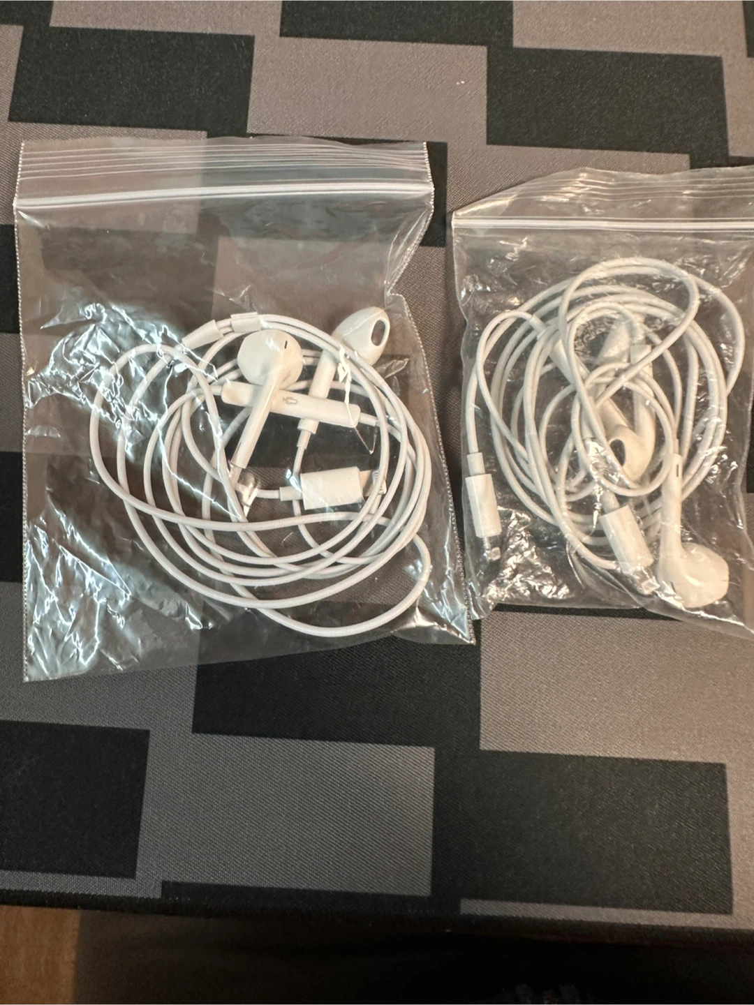 Apple EarPods (2 pairs)