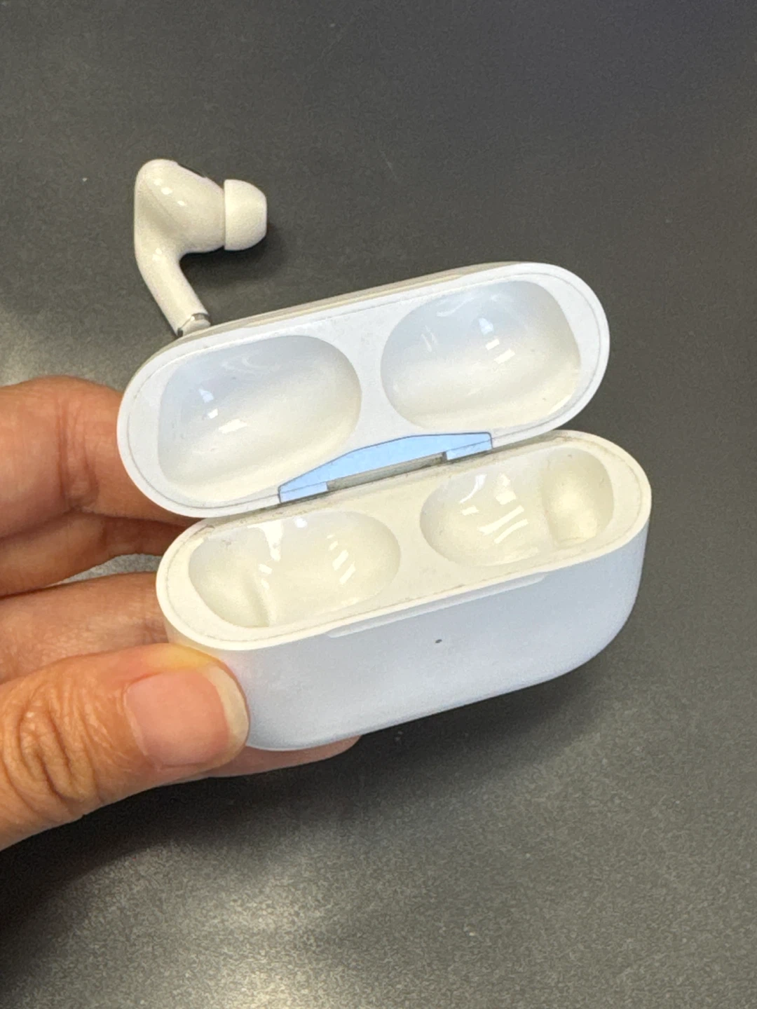 Apple AirPods Pro (2nd Gen) Charging Case and Left Earbud ONLY - photo 2