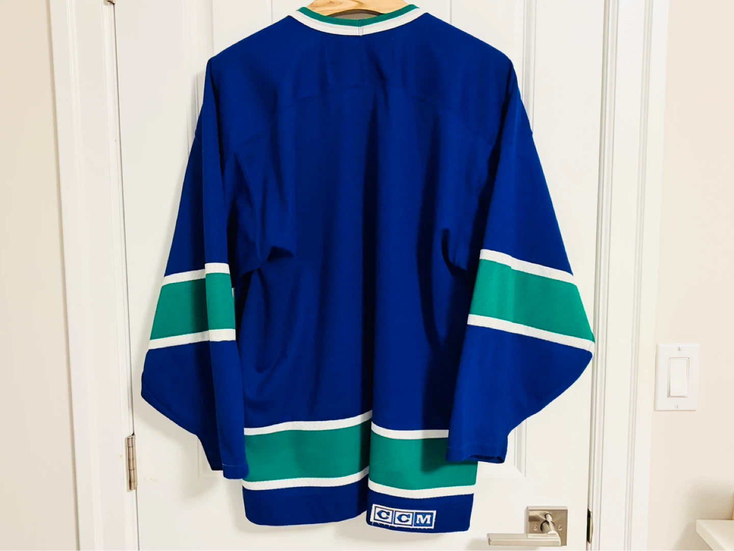 Authentic CCM Vancouver Canucks Stick In Rink Jersey Large - photo 5