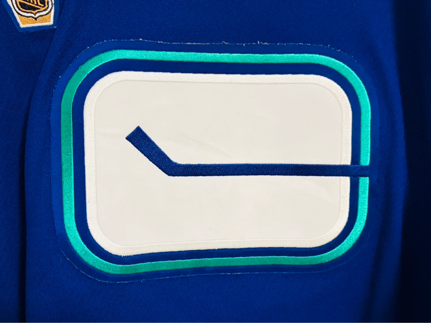 Authentic CCM Vancouver Canucks Stick In Rink Jersey Large - photo 2