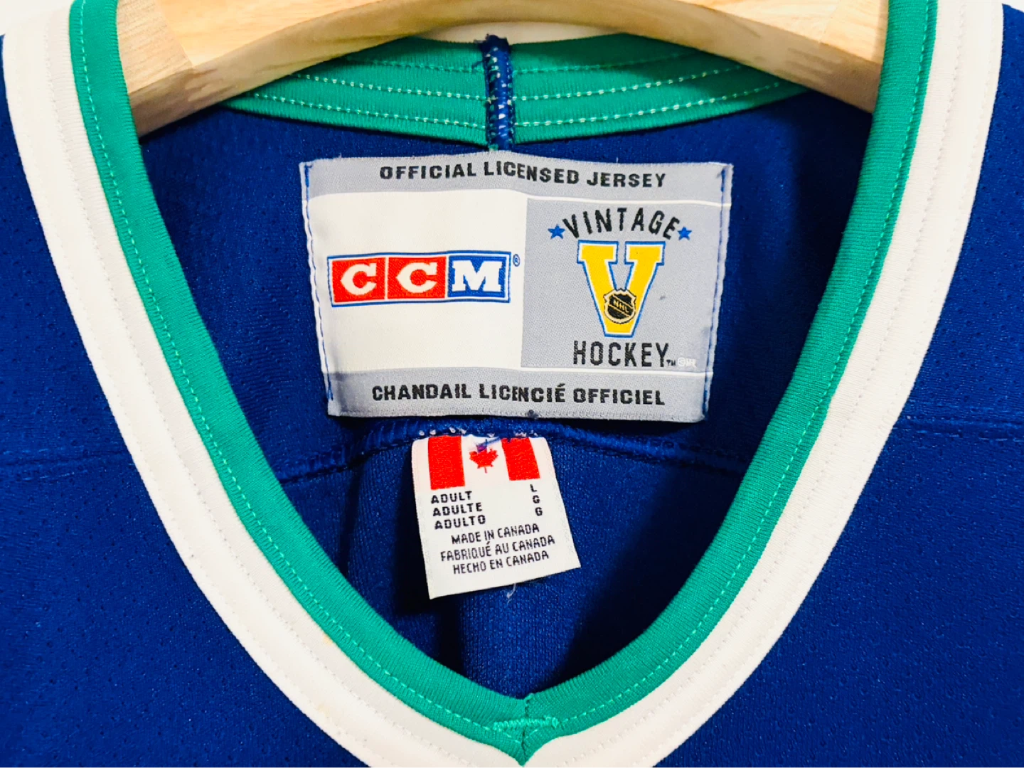 Authentic CCM Vancouver Canucks Stick In Rink Jersey Large - photo 4