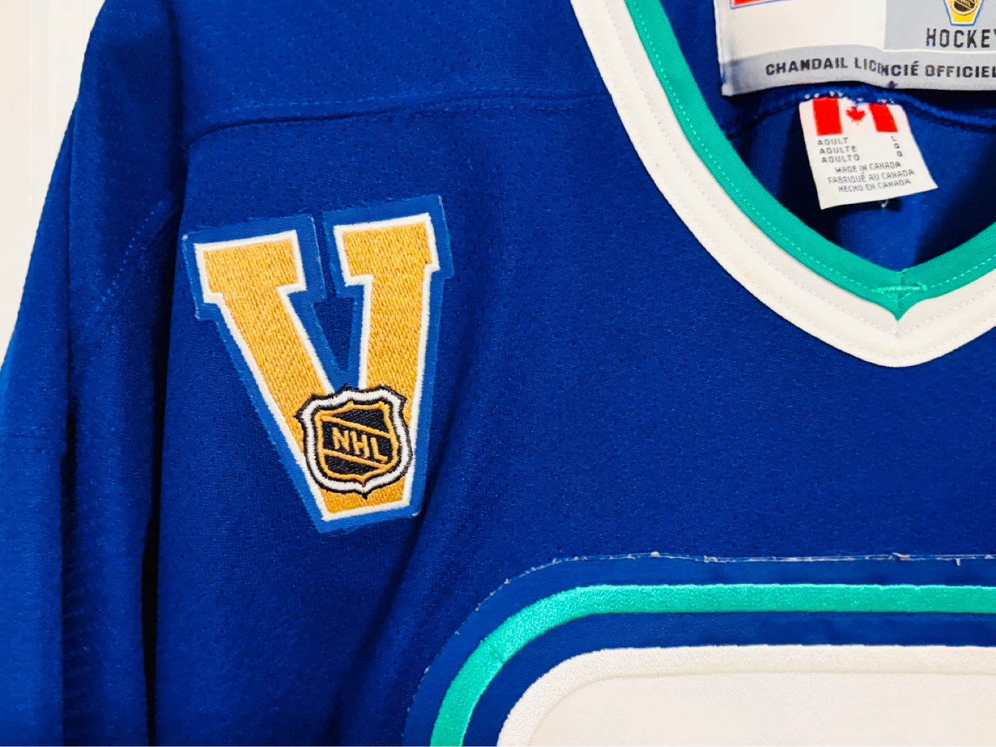 Authentic CCM Vancouver Canucks Stick In Rink Jersey Large - photo 3